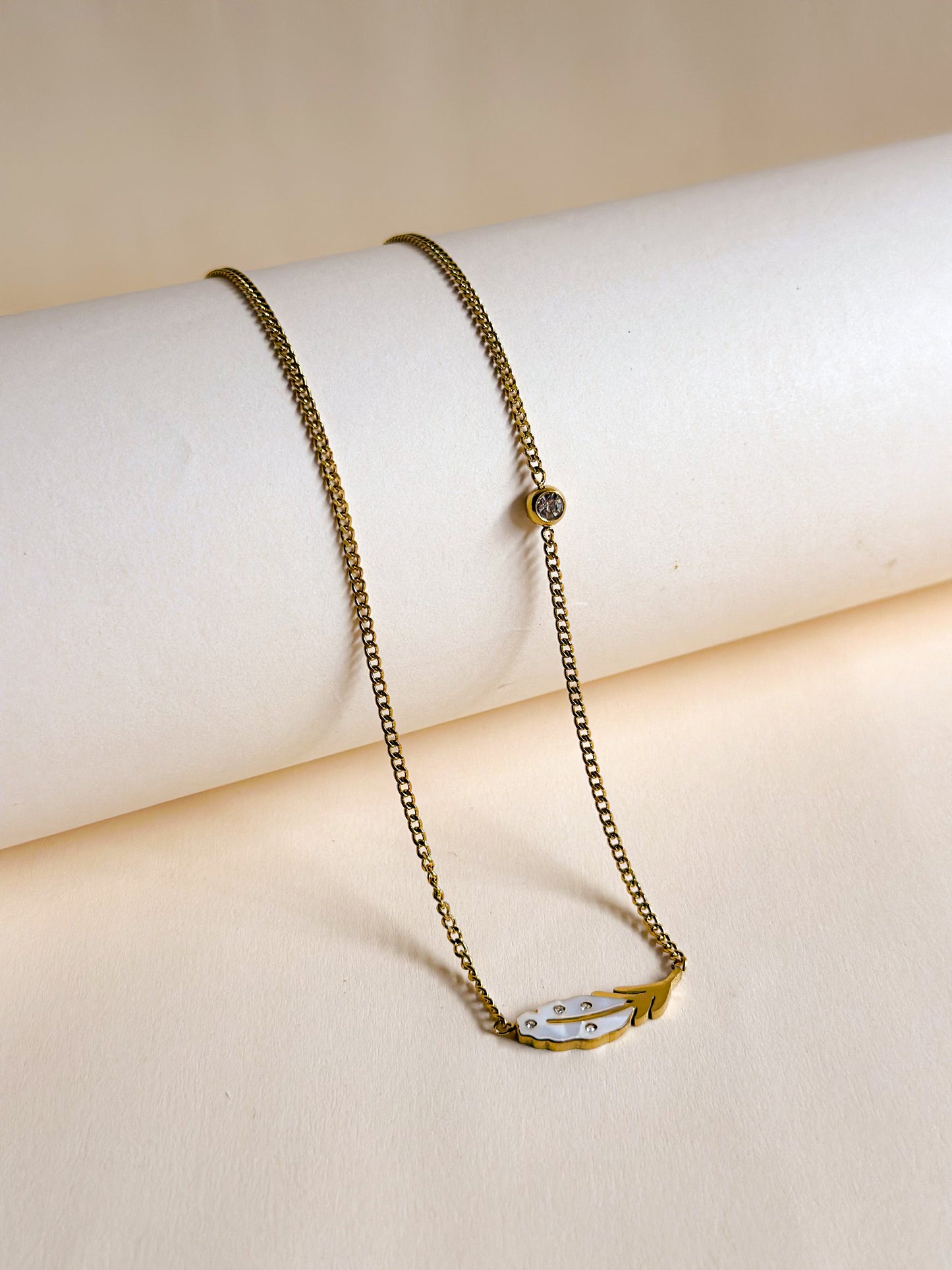 Minimal Feather Pendant Necklace